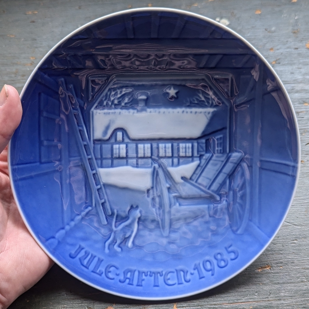 Vintage 1985 Christmas Eve at the Farmhouse Decorative Plate, Royal Blue & White